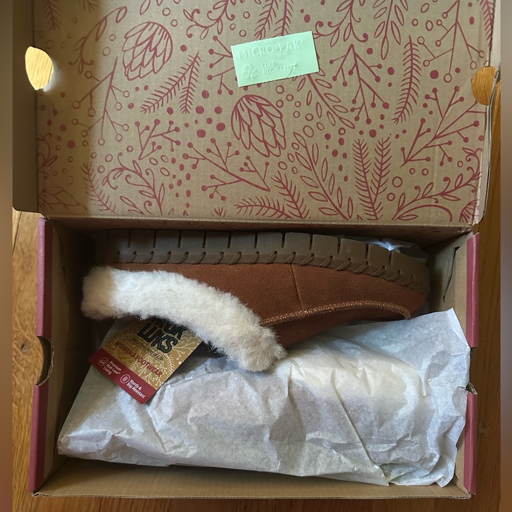 Brand New With Tags Muk Luks slippers in women’s 6.5